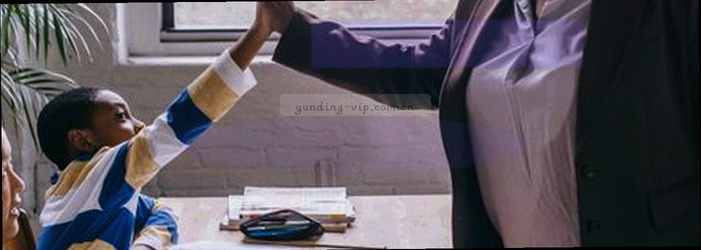 深墨蓝底上铺开的细密网格与一条横向暖色光带，表达条款与秩序